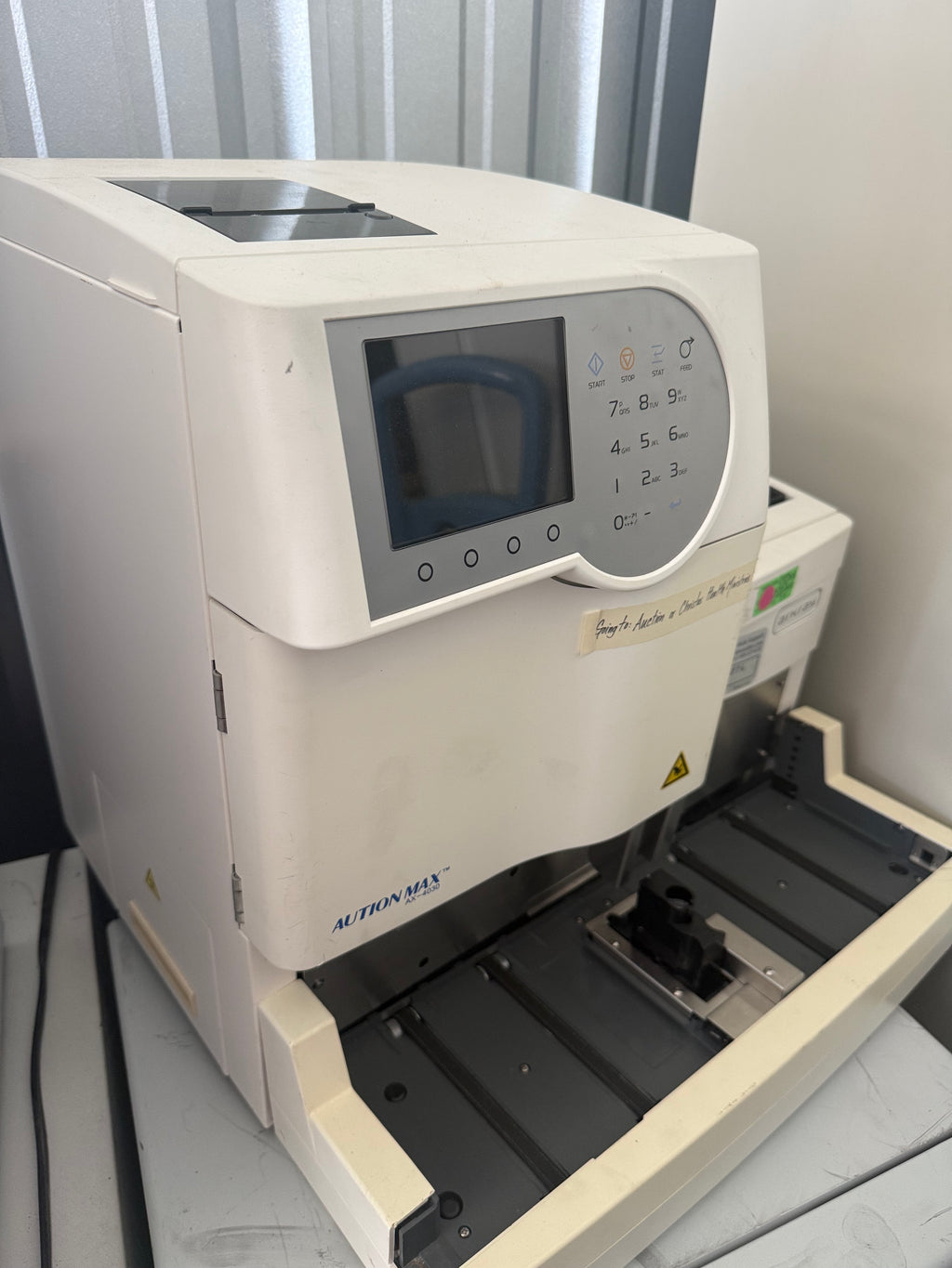 ARKRAY AUTION MAX AX-4030 with a PC