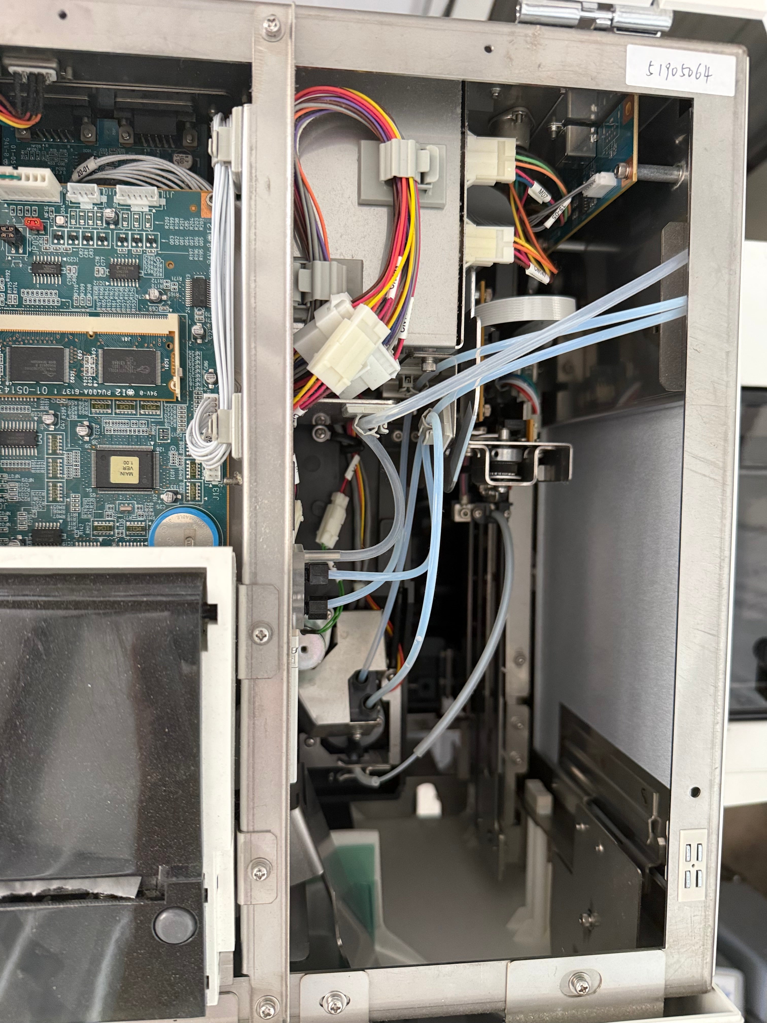 ARKRAY AUTION MAX AX-4030 with a PC