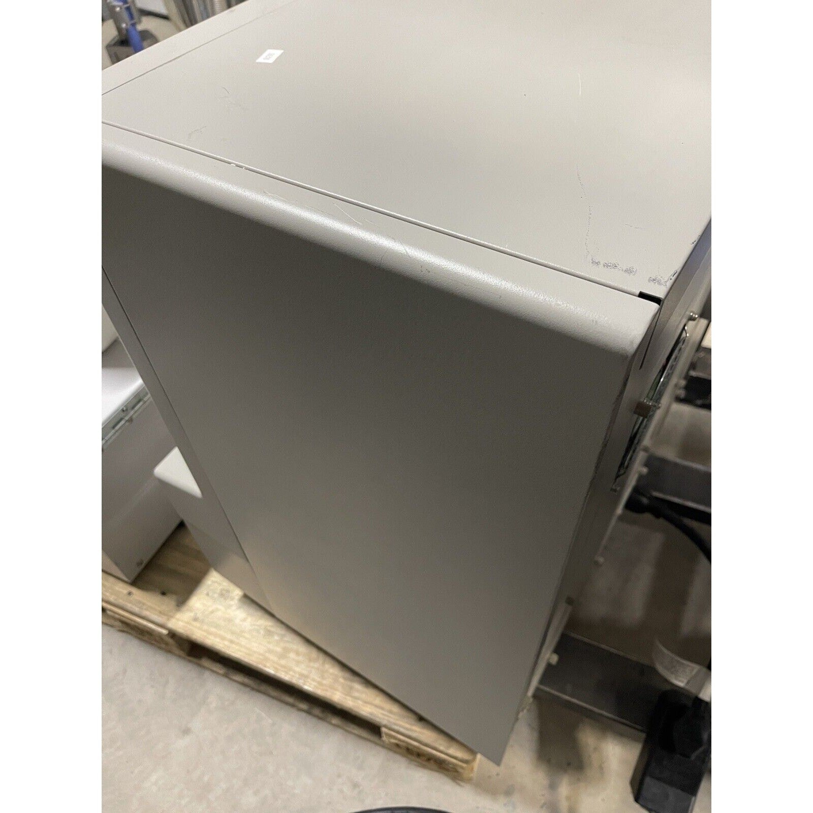 Hitachi 3100 Genetic Analyzer DNA Sequencer. Applied Biosystems.
