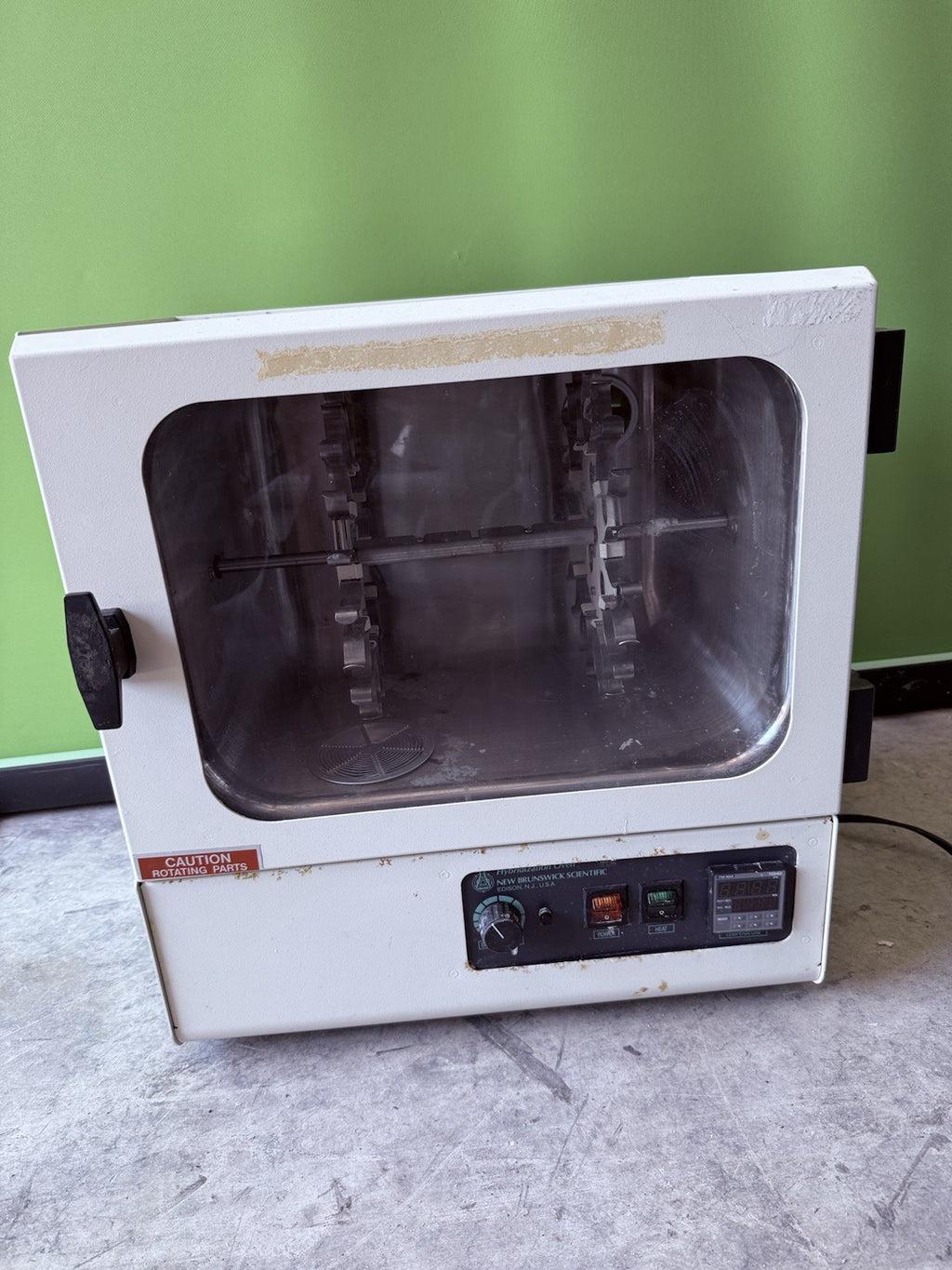 New Brunswick Hybird Oven / Rotation Speed Range: 10–80 RPM M1241-3000