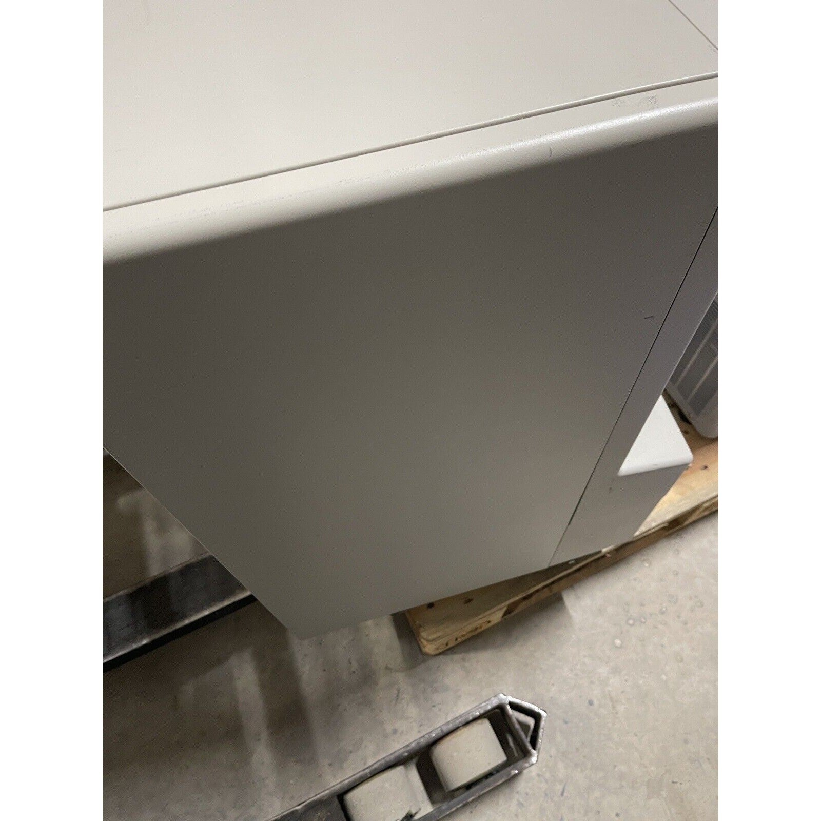 Hitachi 3100 Genetic Analyzer DNA Sequencer. Applied Biosystems.