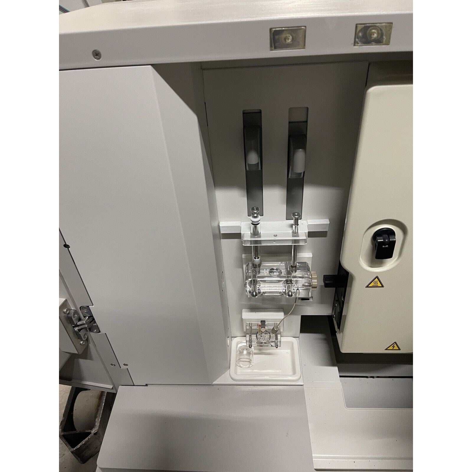 Hitachi 3100 Genetic Analyzer DNA Sequencer. Applied Biosystems.