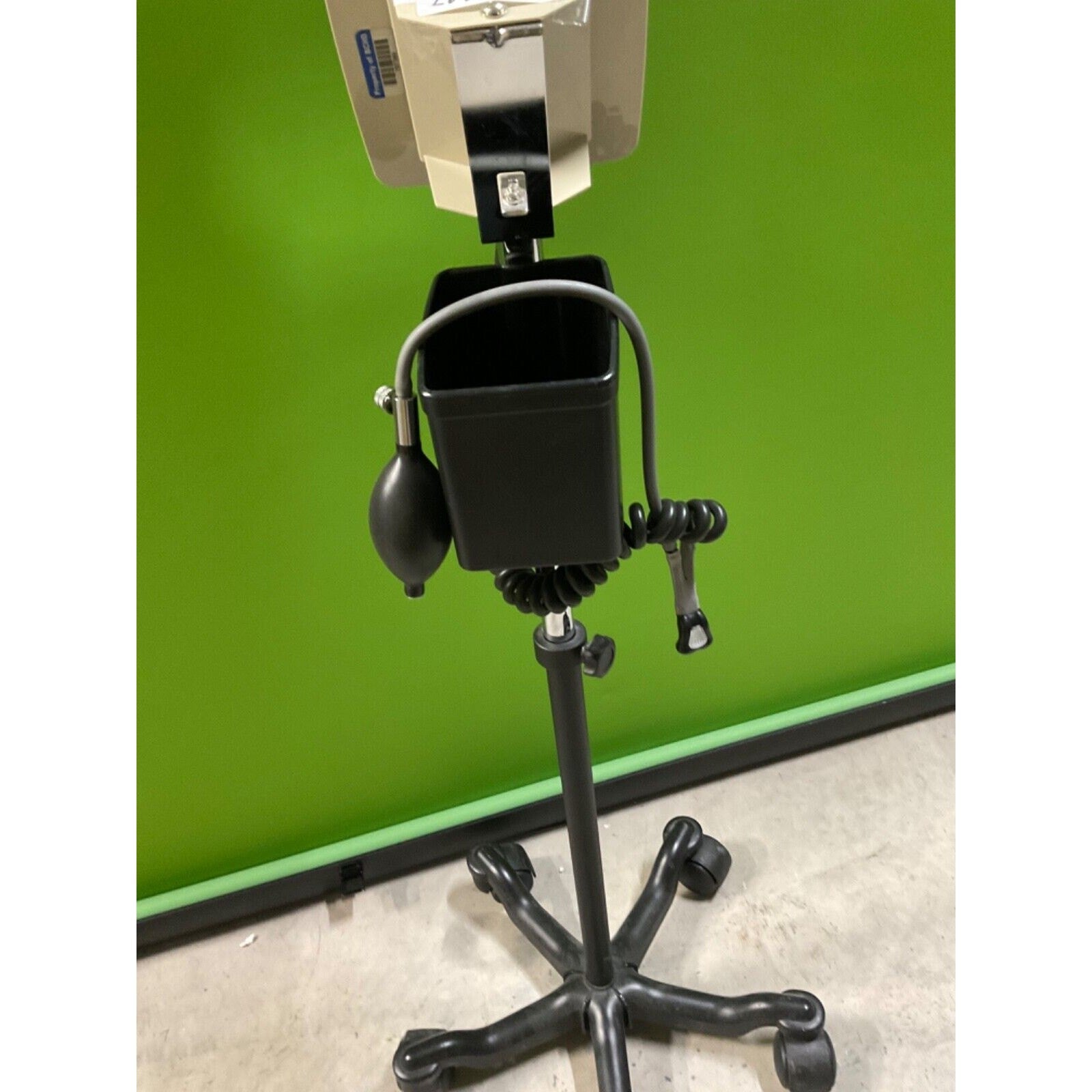 MediChoice Aneroid Sphygmomanometer with ADC Stand
