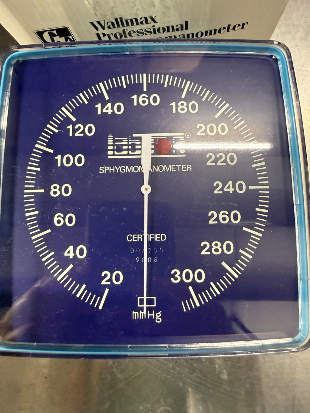 Labtron V222B Wallmax aneroid wall manometer w/ GE Critikon DURA-CUF adult