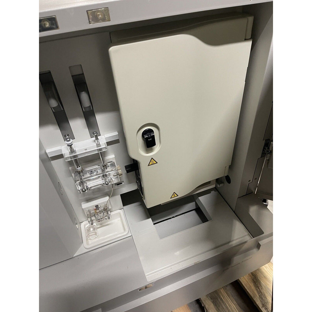 Hitachi 3100 Genetic Analyzer DNA Sequencer. Applied Biosystems.