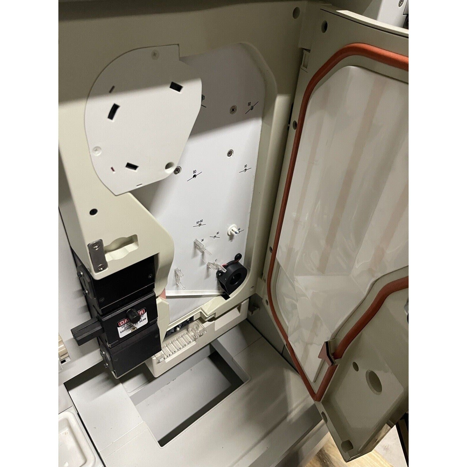 Hitachi 3100 Genetic Analyzer DNA Sequencer. Applied Biosystems.