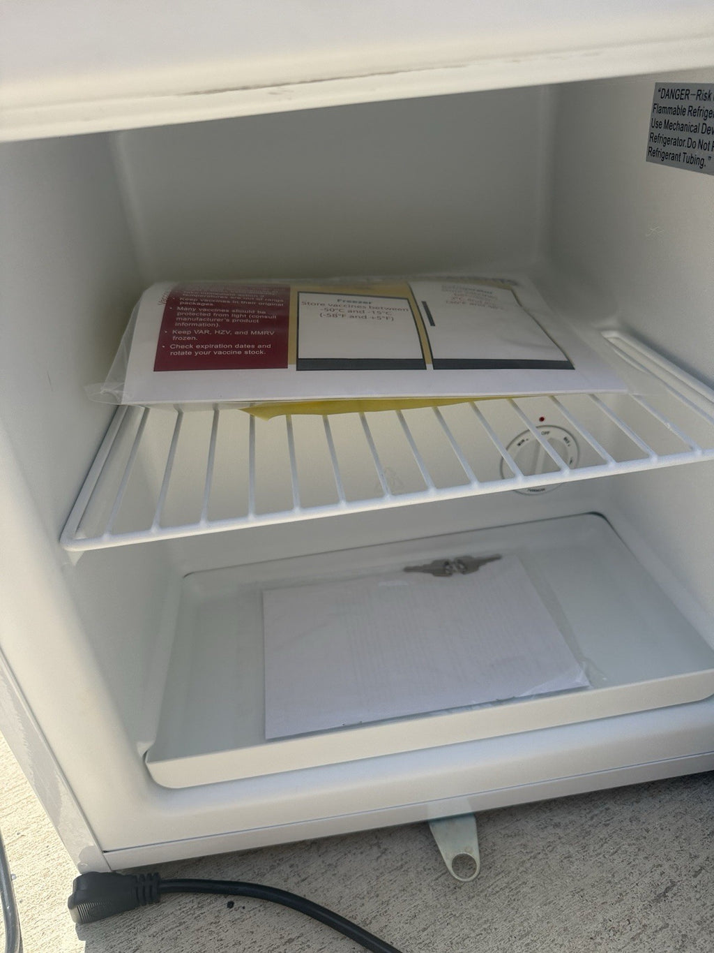 EdgeStar CMF151L-1 - Freezer Medical Appliances