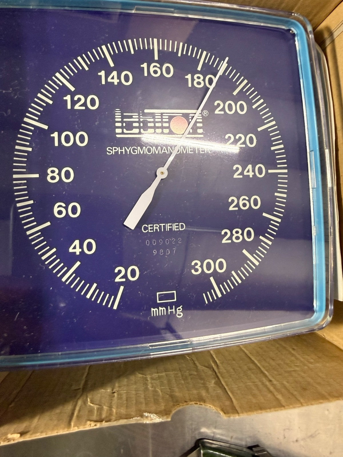 Labtron V222B Wallmax aneroid wall manometer w/ GE Critikon DURA-CUF adult