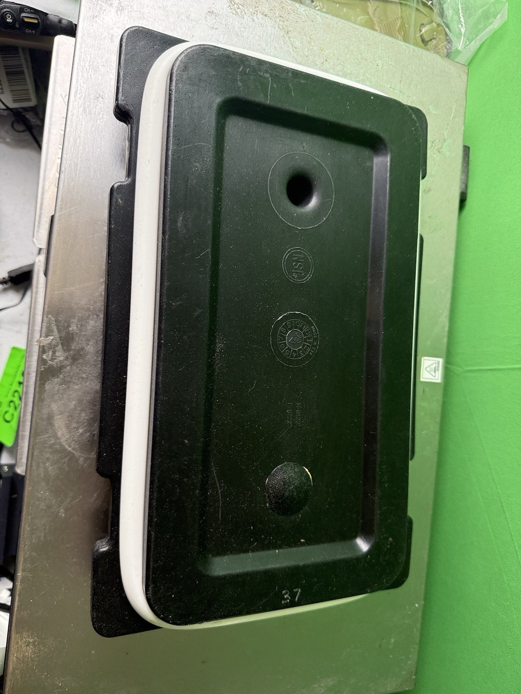 Cambro LID FOR Beverage  Dispenser Insulated Black