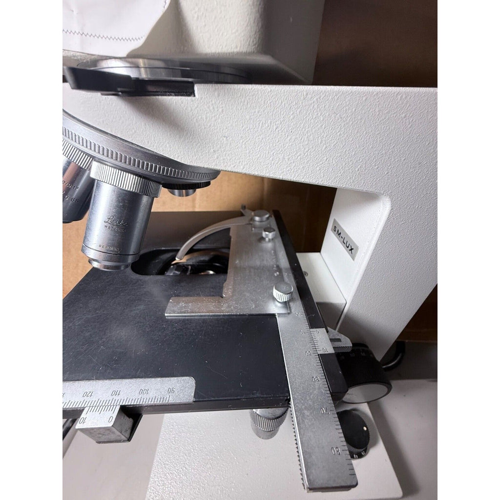 Leitz SM-LUX Microscope 020-446 024. TESTED