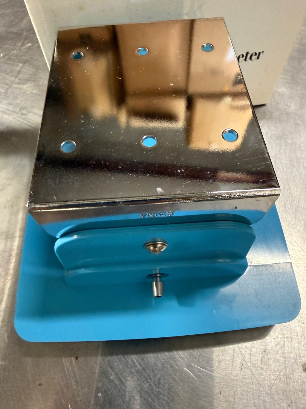 Labtron V222B Wallmax aneroid wall manometer w/ GE Critikon DURA-CUF adult