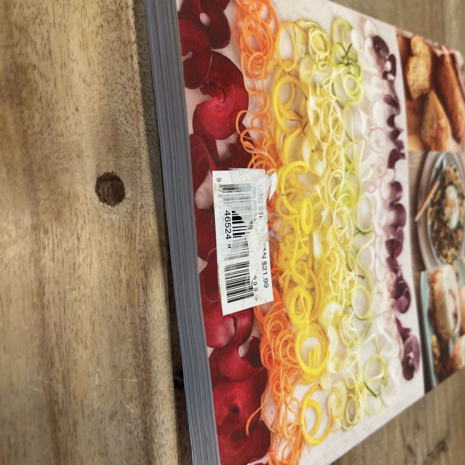 The Spiralized Kitchen : Transform Your Vegetables into Fresh and Surprising...