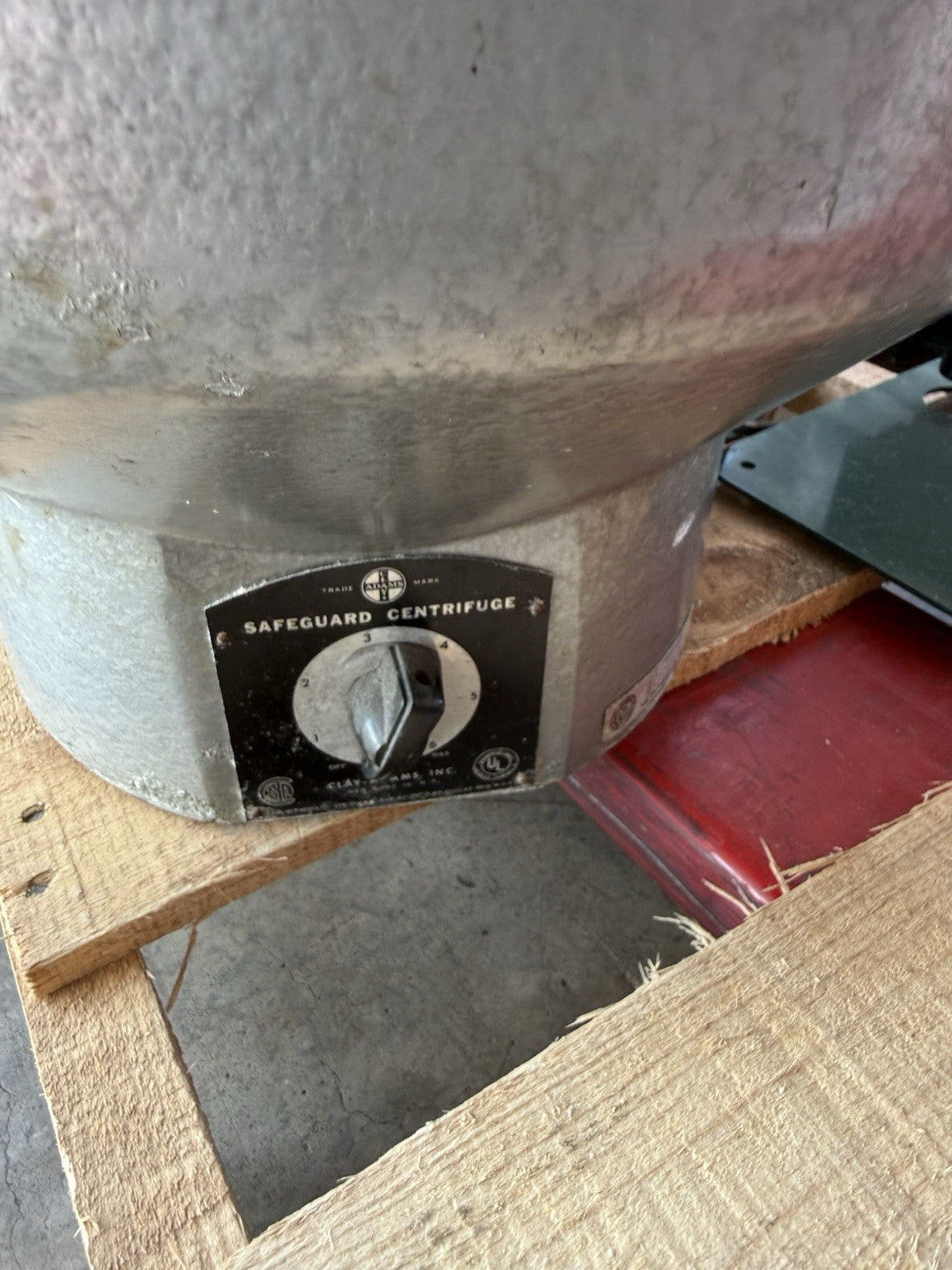 Clay Adams 0031 Safeguard Centrifuge 120V 2.5AMPS 0-60-HZ AC-DC