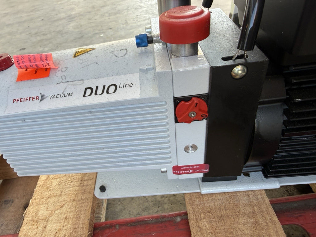 Pfeiffer D-35614 Asslar  Vacuum Pump Duo11 For Parts or Rebuild