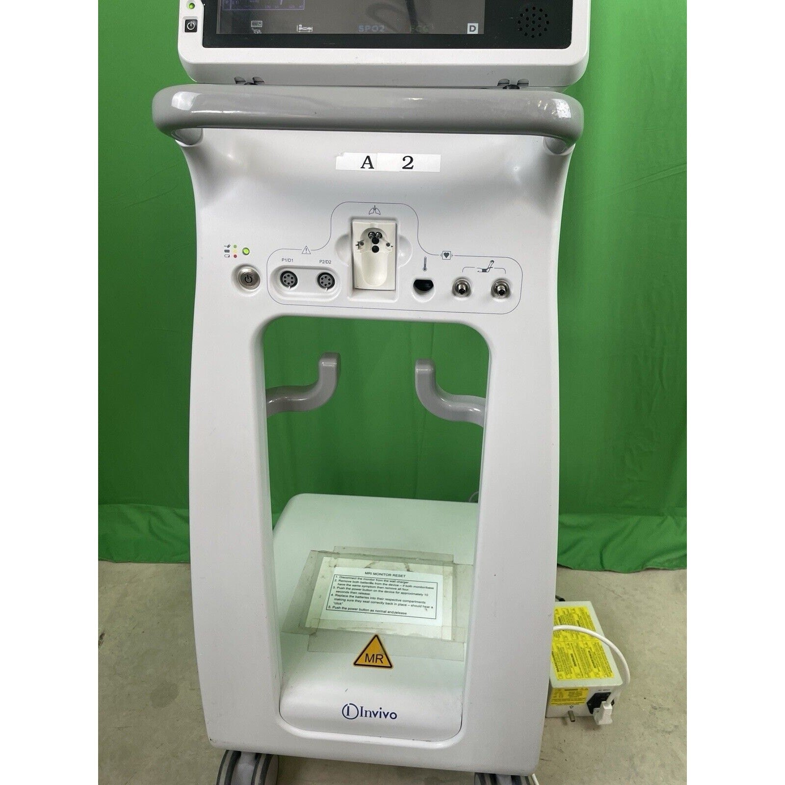 Philips Invivo Expression MRI Model 865214 Monitor W/ Cart