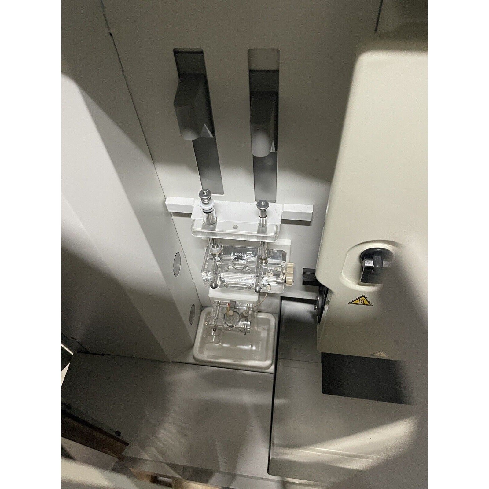 Hitachi 3100 Genetic Analyzer DNA Sequencer. Applied Biosystems.