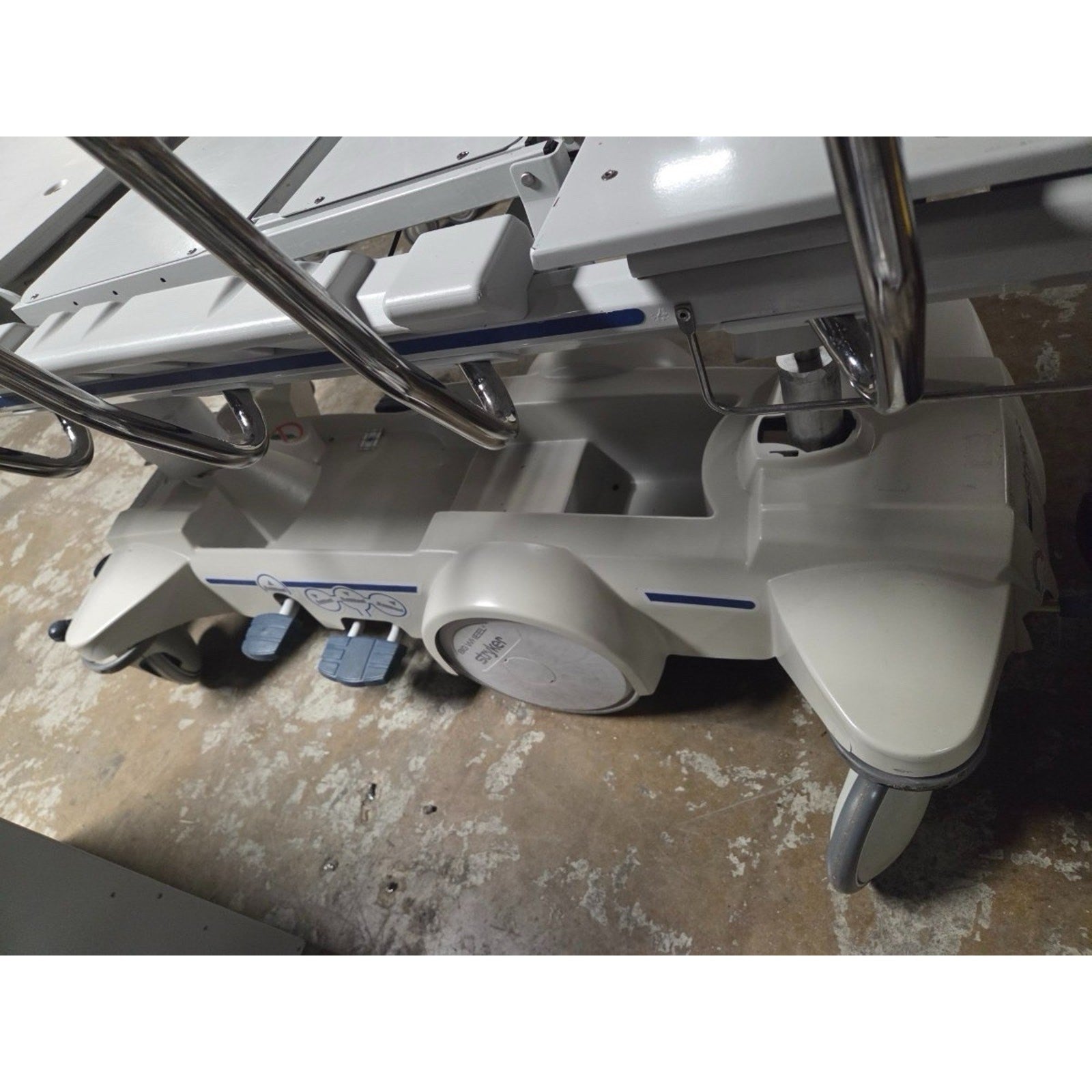 Stryker 1015 Glideaway Big Wheel Stretcher With mattress