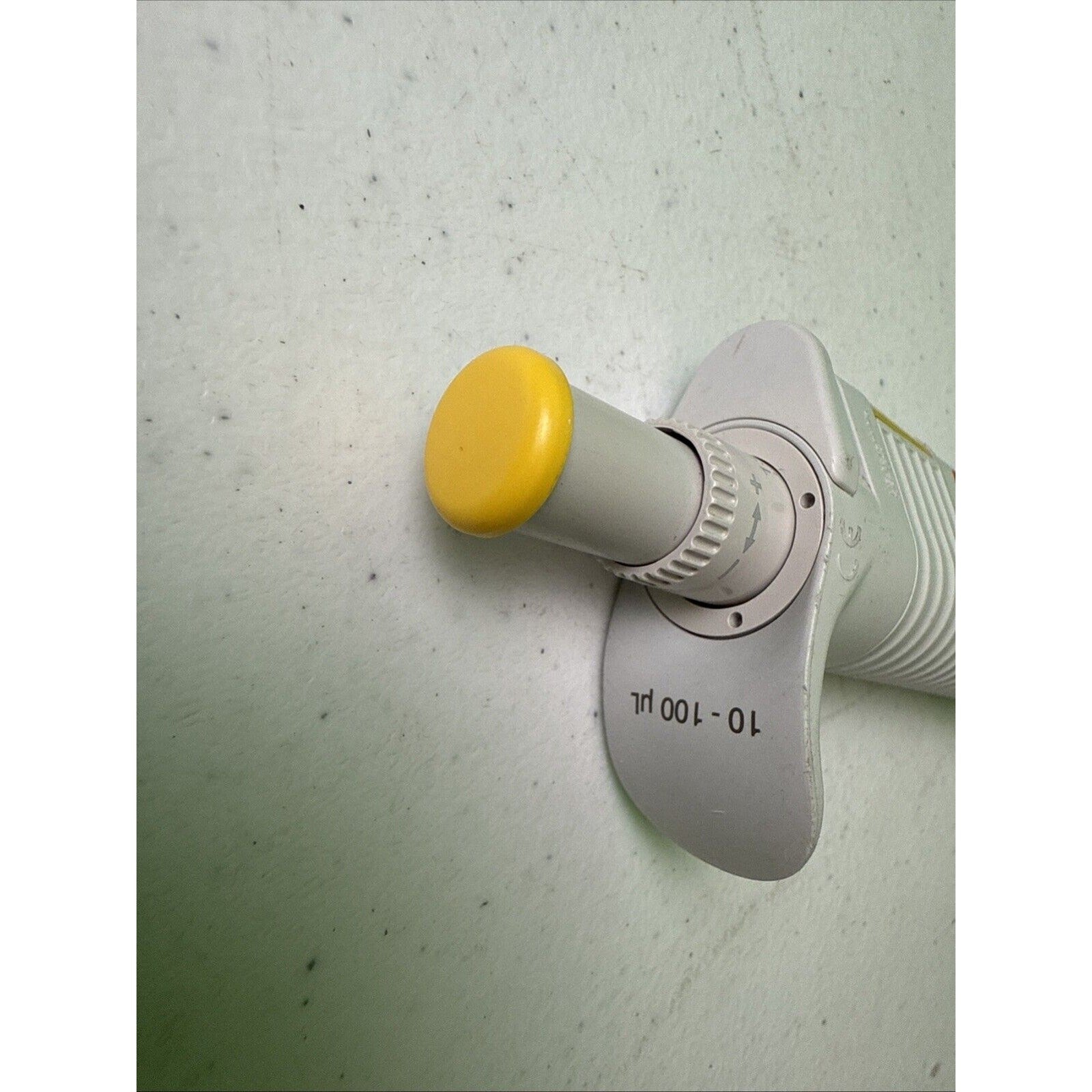 Eppendorf Research Adjustable Volume Single Channel Pipette, 100 - 1000 uL.