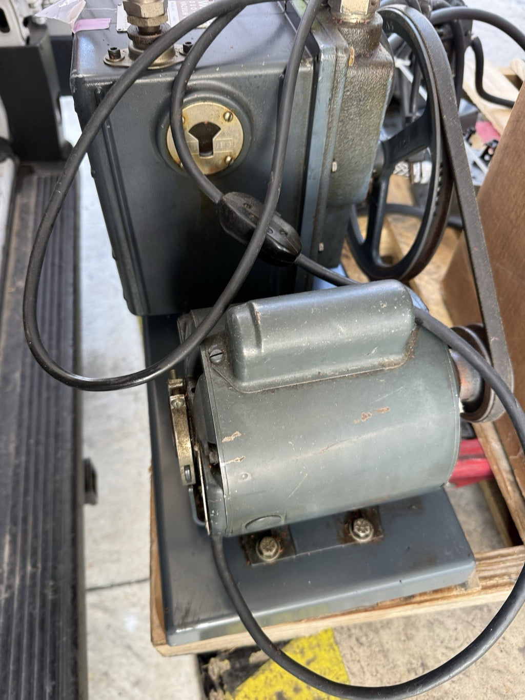 Welch 1402 Duoseal vacuum pump 1/2 hp