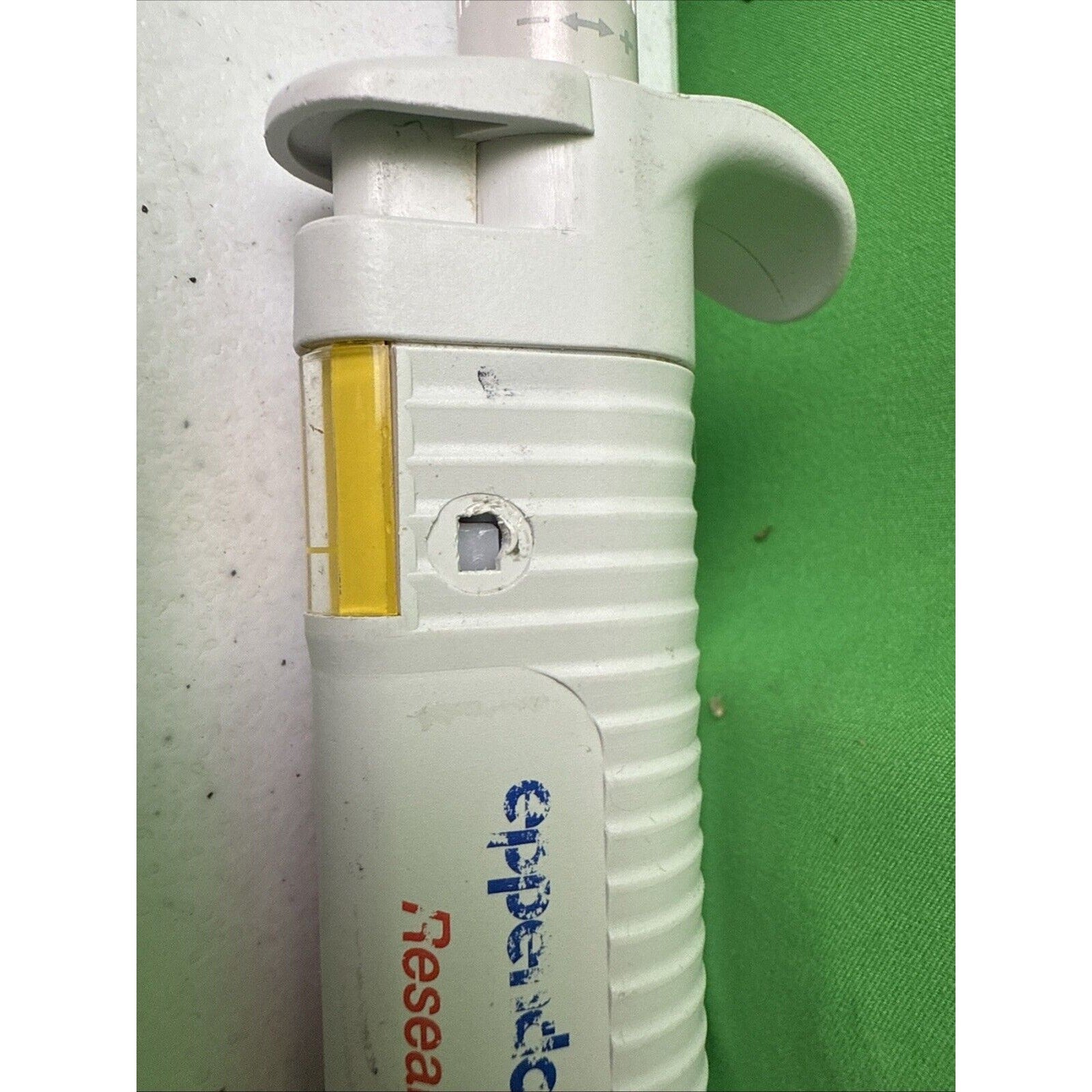 Eppendorf Research Adjustable Volume Single Channel Pipette, 100 - 1000 uL.