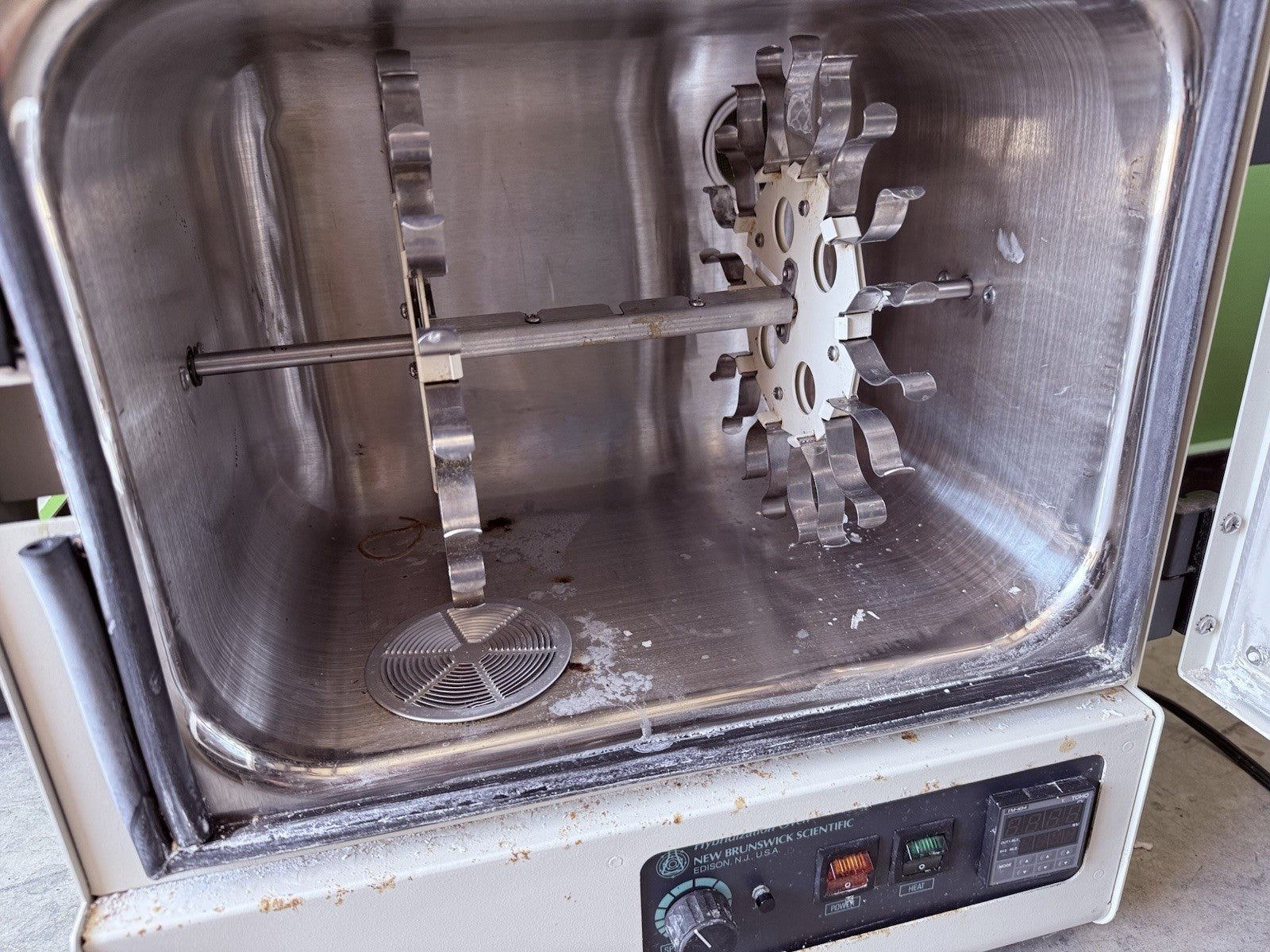 New Brunswick Hybird Oven / Rotation Speed Range: 10–80 RPM M1241-3000