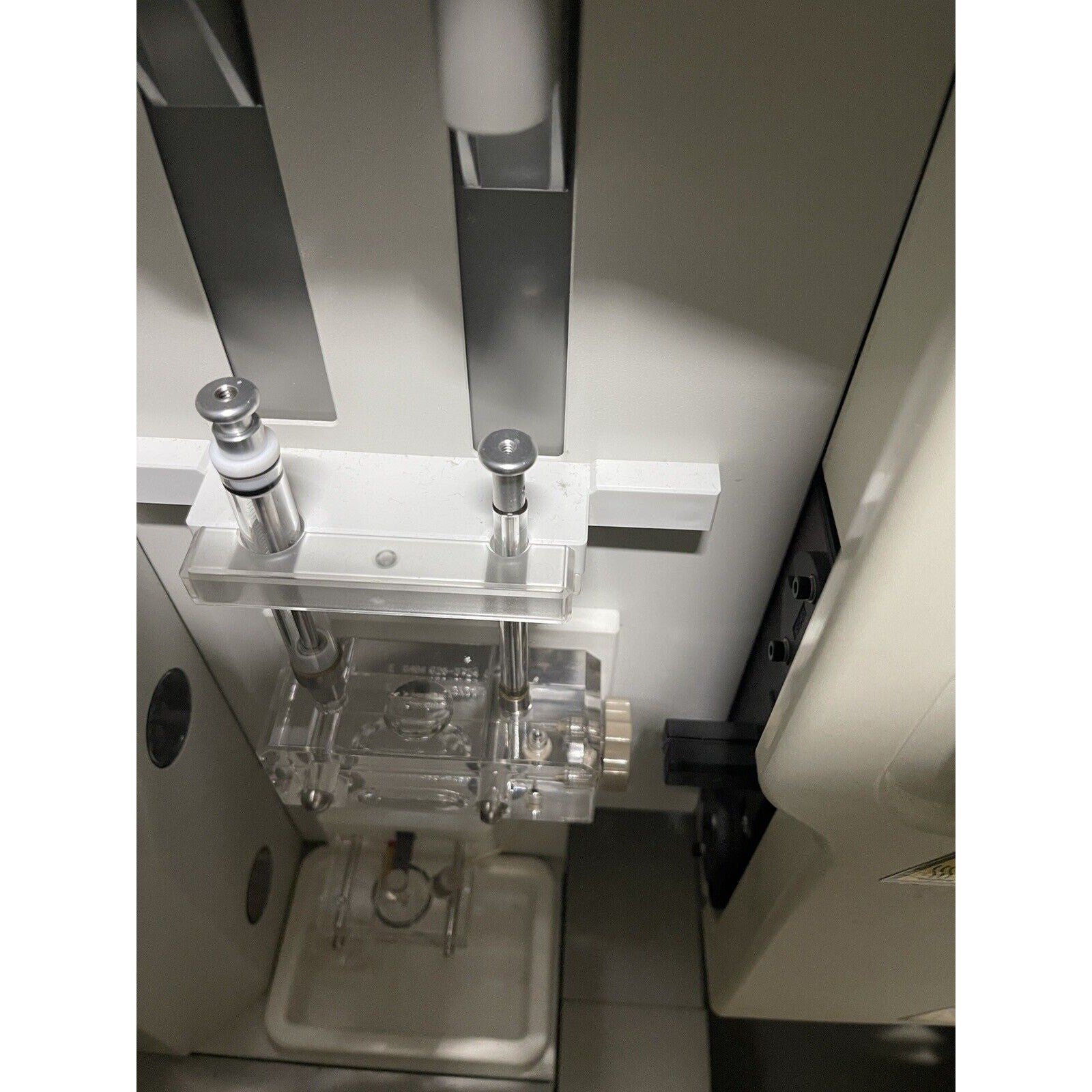 Hitachi 3100 Genetic Analyzer DNA Sequencer. Applied Biosystems.