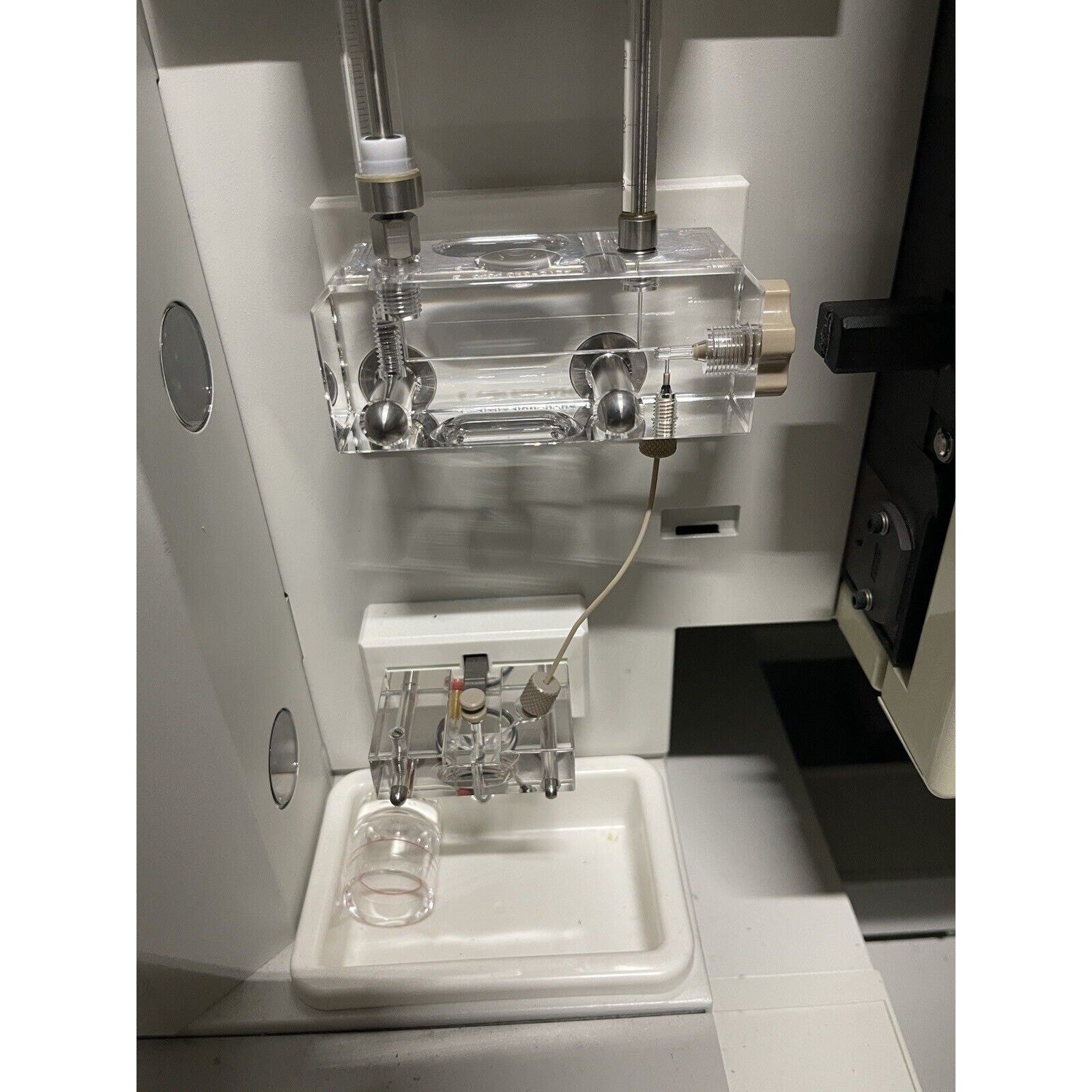 Hitachi 3100 Genetic Analyzer DNA Sequencer. Applied Biosystems.
