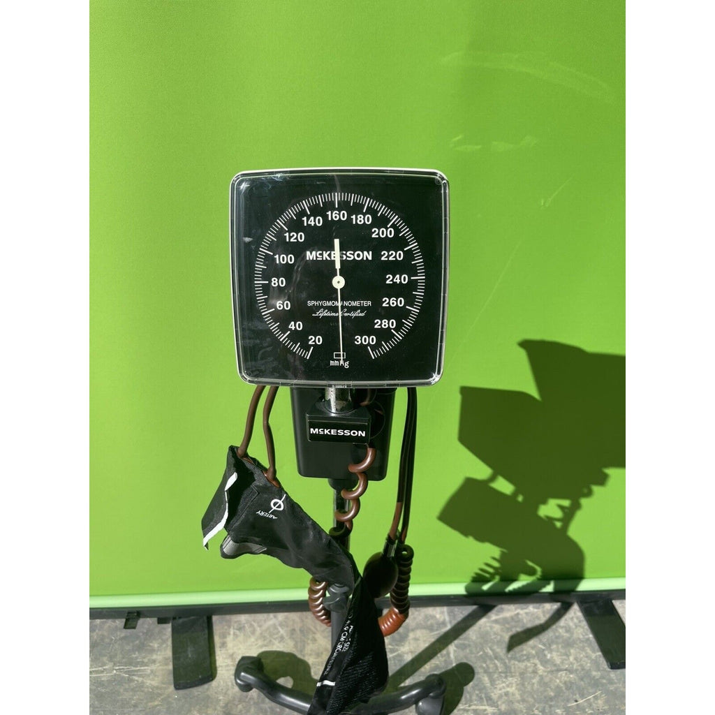McKesson Aneroid Sphygmomanometer with McKesson entrust Performance Cuff Adult
